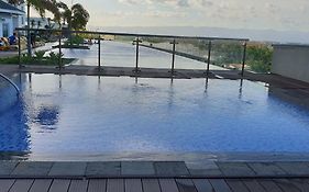 Mactan Newtown Condo With Garden And Ocean View 8Newtown Blvd